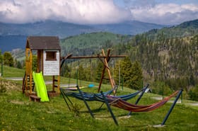 Plac zabaw, hamaki i panorama Beskidów — atrakcje na miejscu w ośrodku Domki pod Muńcołem.
