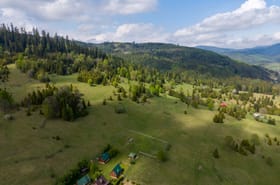 Panorama Soblówki i górskiego krajobrazu Beskidów — domki letniskowe blisko szlaków i natury.